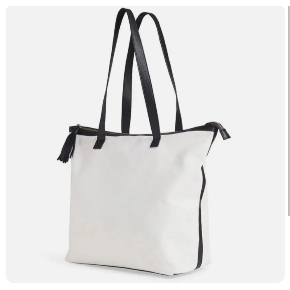 Walter Baker Tote Bag White & Black Carly Weekender Bag Shoulder Straps NWT (2)